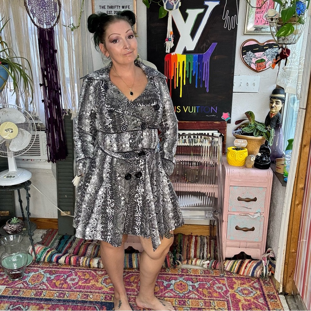 Y2K Candie's Black Grey & White Snake-Print Trench Coat with Belt Size Medium
